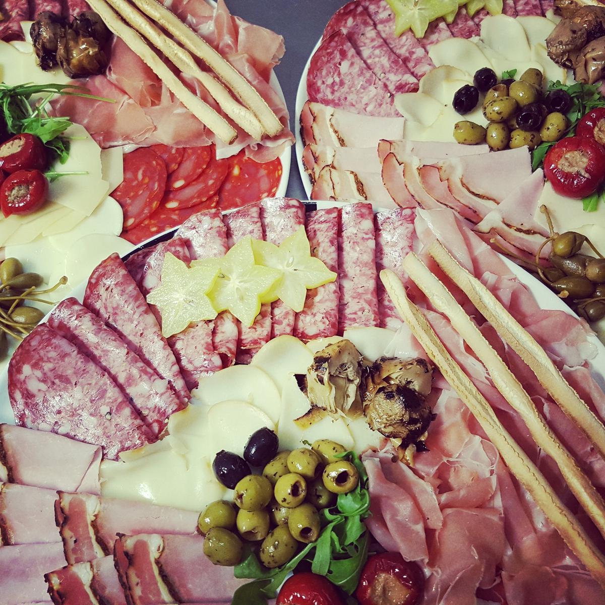 Italiaanse antipasto schotel met vleeswaren, kaas, olijven en grissini bij L'ARCO Shop