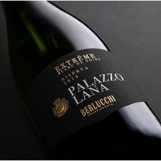 Berlucchi Palazzo Lana Brut Extreme 2014 fles Italiaanse wijn, close-up etiket, L'ARCO Food & Wine
